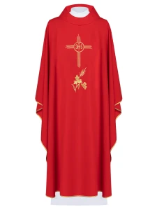 Czerwony ornat haftowany z motywem IHS