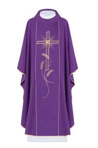 Fioletowy ornat z szerokim haftowanym złotym pasem Krzyż IHS